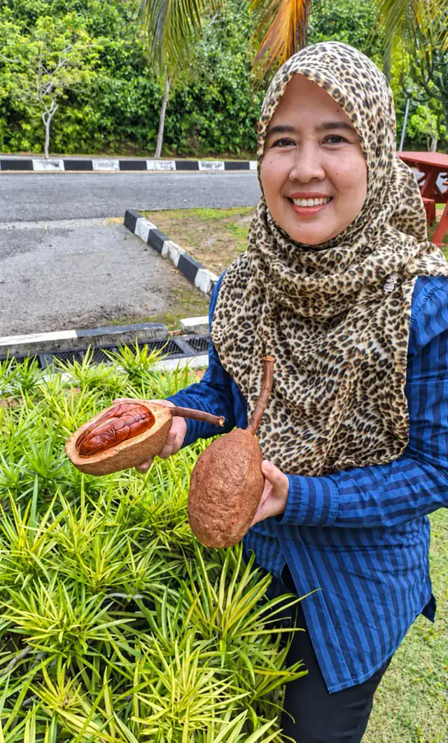 Dr. Liza dengan buah Tunjuk Langit